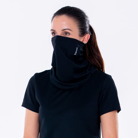 Aviro hals i svart med dame modell, nærbilde.