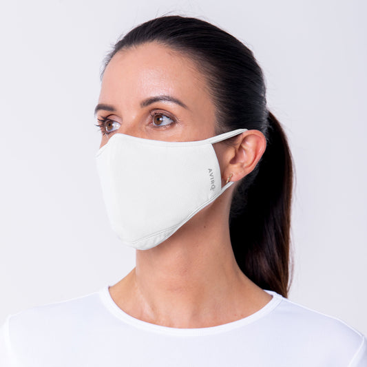 Aviro gjenbrukbar munnbind i lysegrå med dame modell.