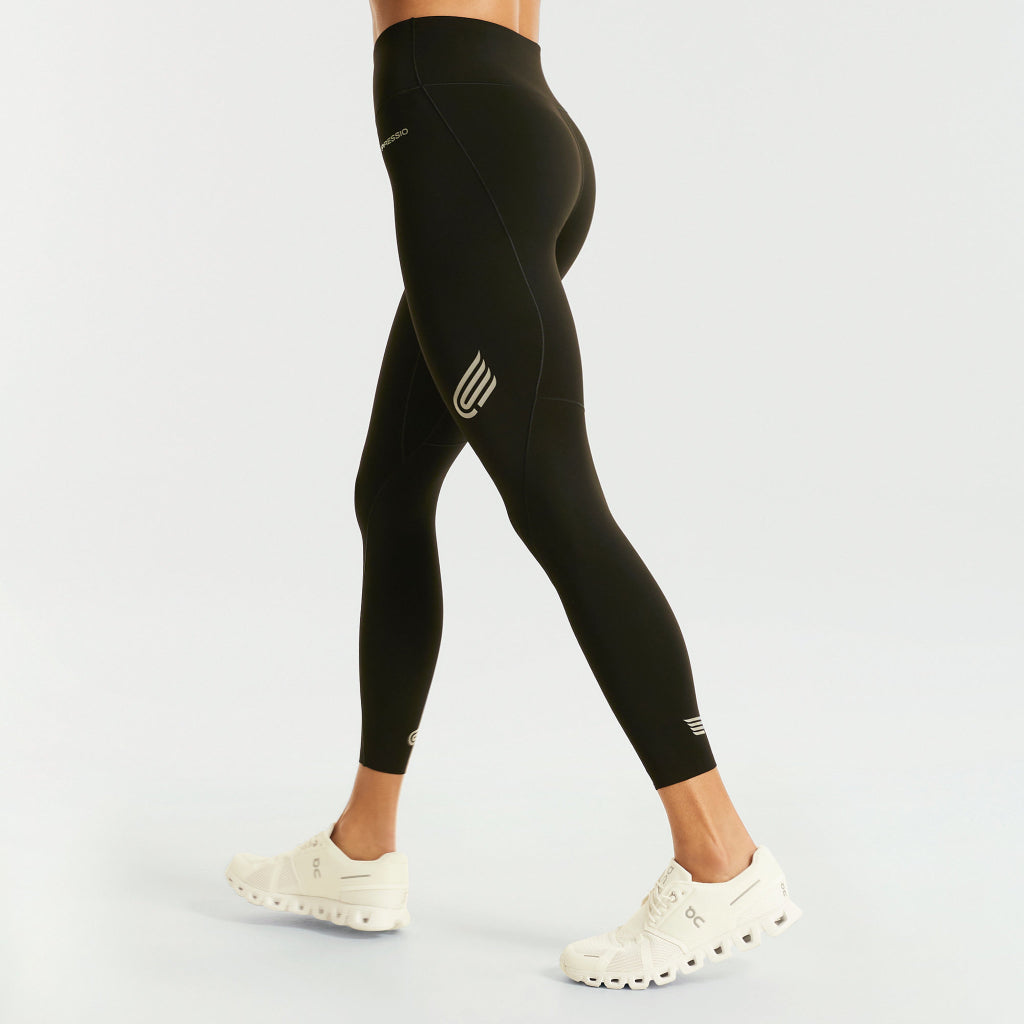 Pressio thermal tights for dame i fargen svart. High-rise. På modell fra siden.