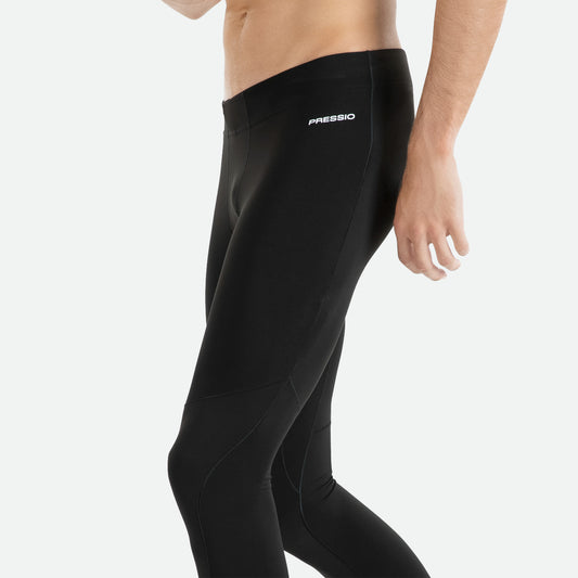 Pressio tights for herre i fargen svart. På modell fra siden. Nærbilde.