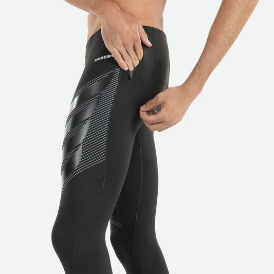 Pressio Power lang tights for herre i fargen svart. På modell fra siden med detaljer. Nærbilde.