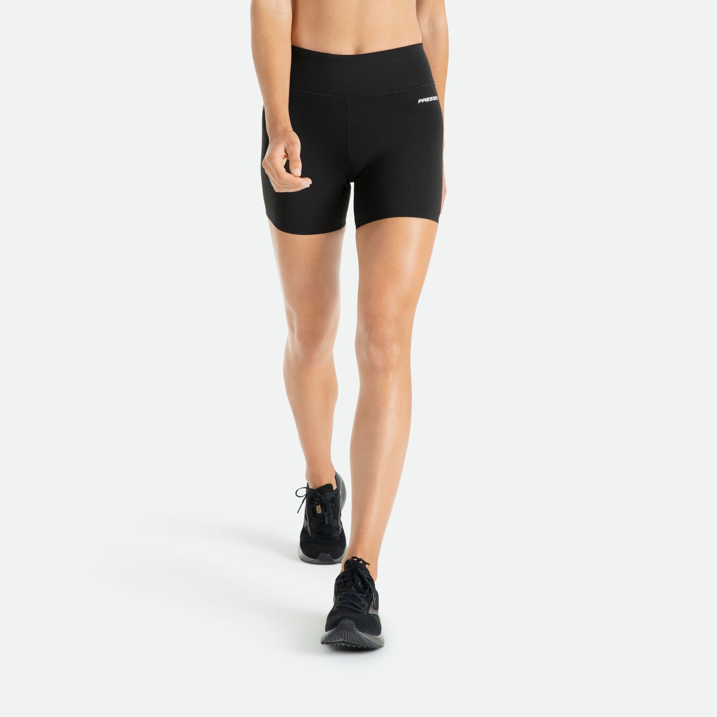 Pressio 3" korte tights for dame i fargen svart. Mid-rise. På modell forfra, nærbilde.