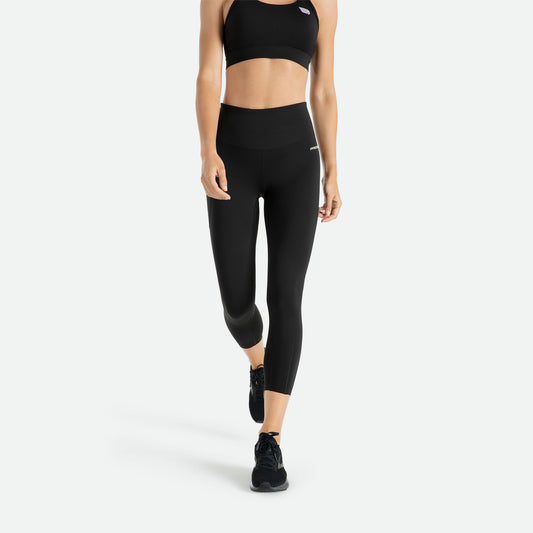 Pressio 7/8 tights for dame i fargen svart. High-rise. På modell fra front, nærbilde.