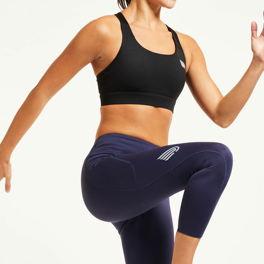 Pressio RE 7/8 tights for dame i fargen marineblå. Mid-rise. På modell fra siden, nærbilde.