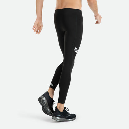 Pressio tights for herre i fargen svart. På modell bakfra. Nærbilde.