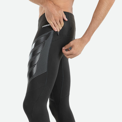 Pressio Power lang tights for herre i fargen svart. På modell fra siden med detaljer. Nærbilde. 