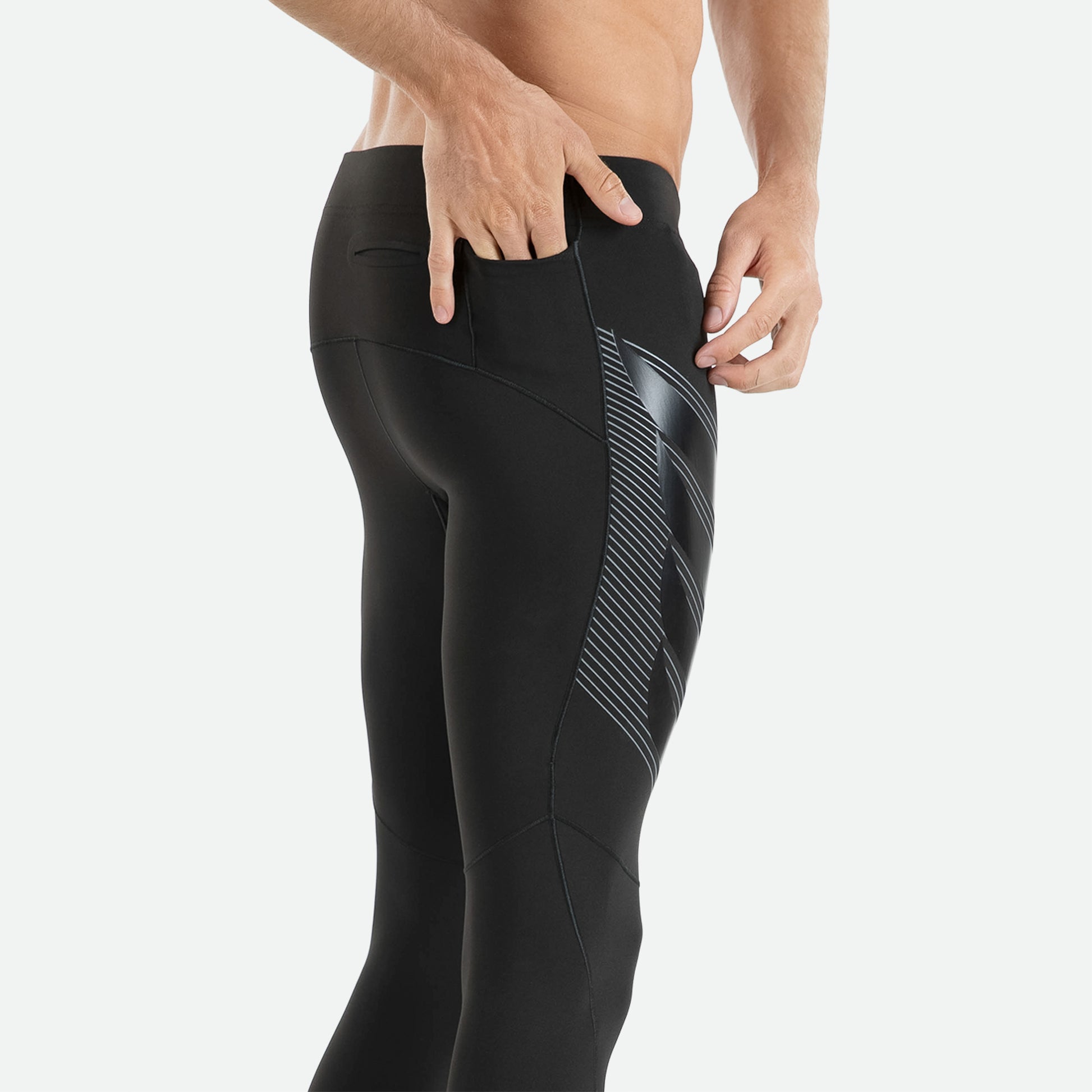 Pressio Power lang tights for herre i fargen svart. På modell fra siden med detaljer. Nærbilde. 