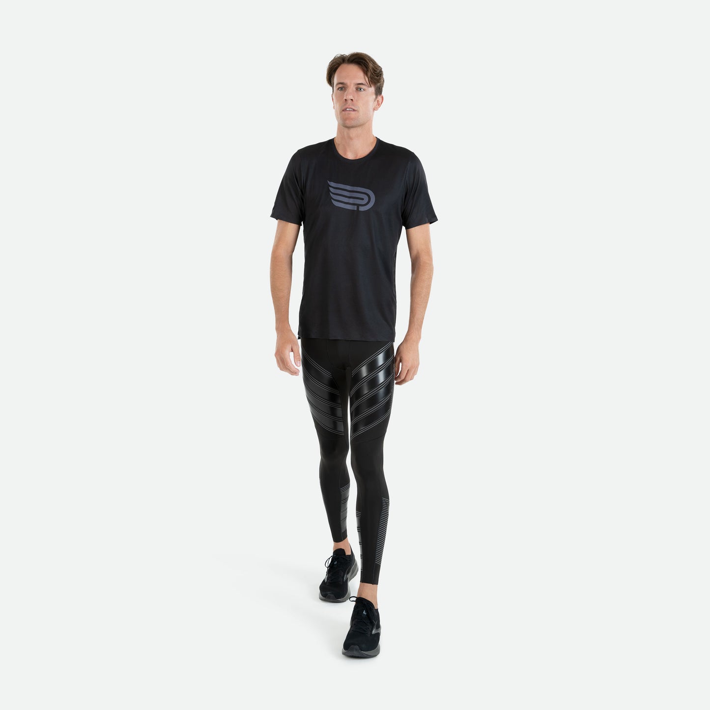 Pressio Power lang tights for herre i fargen svart. På modell forfra. 