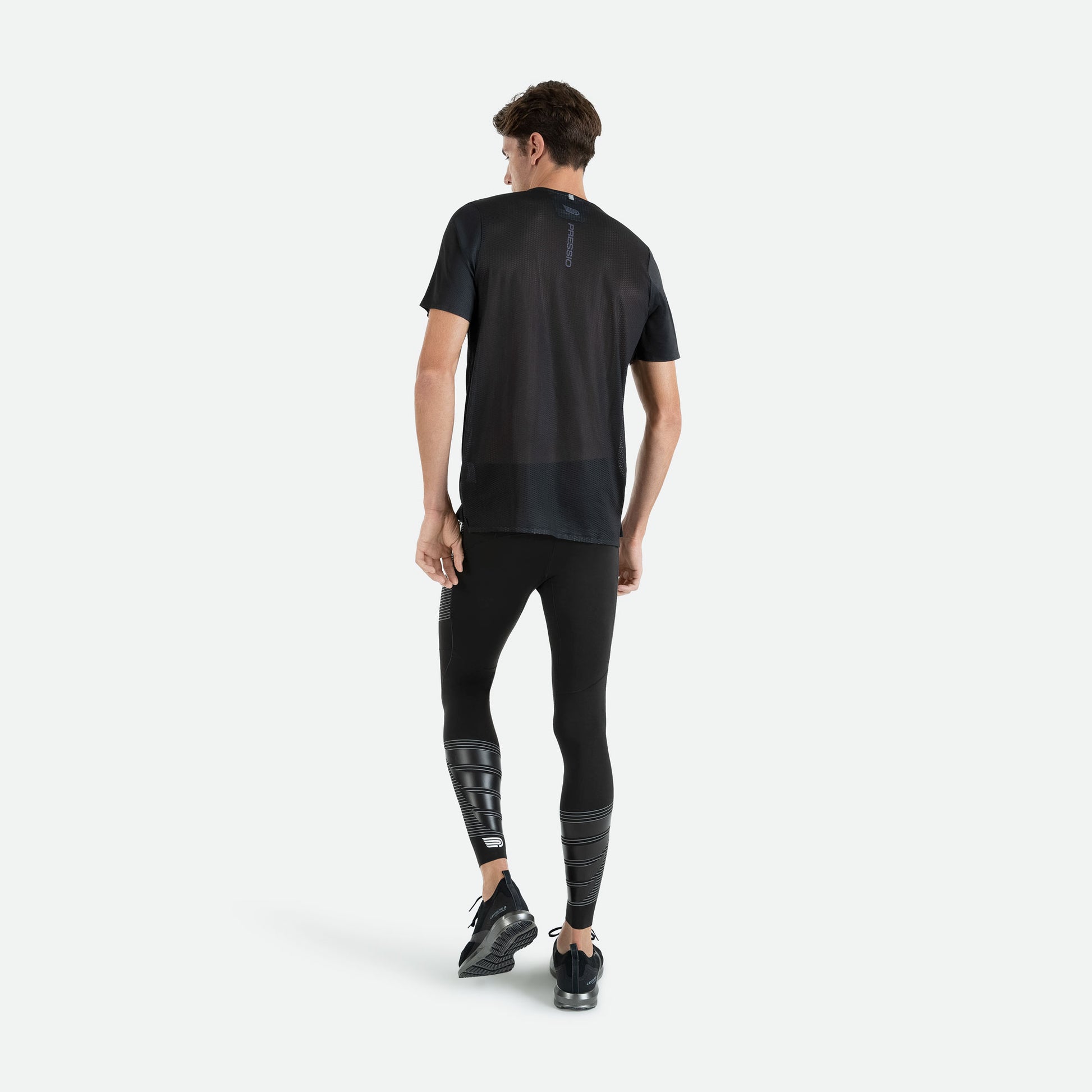 Pressio Power lang tights for herre i fargen svart. På modell fra baksiden. Nærbilde.