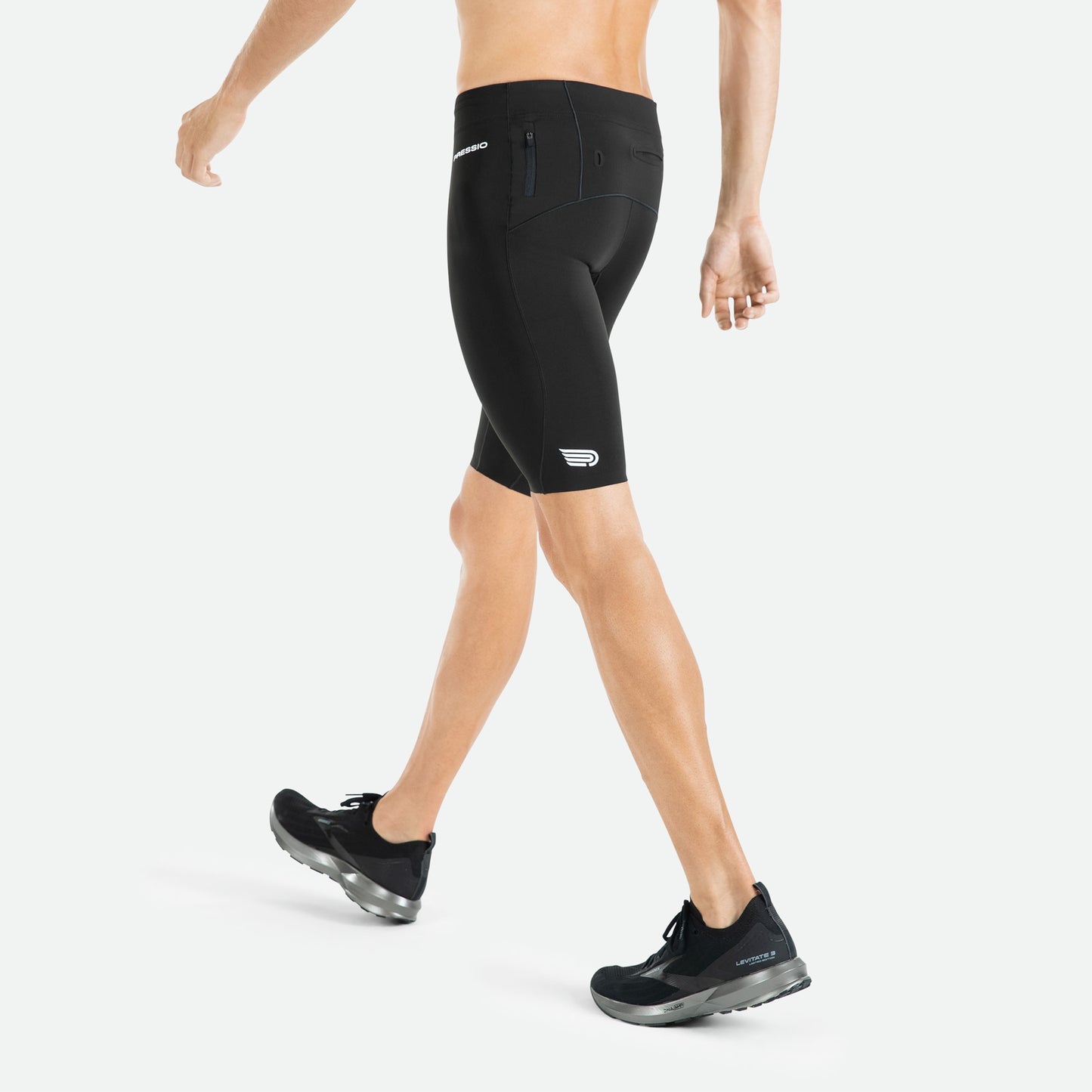 Pressio kort løpetights for herre i fargen svart. På modell fra siden. Nærbilde.