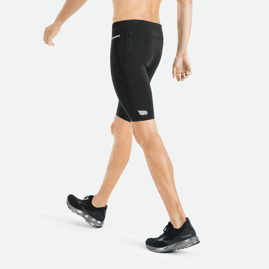 Pressio kort løpetights for herre i fargen svart. På modell fra siden. Nærbilde.