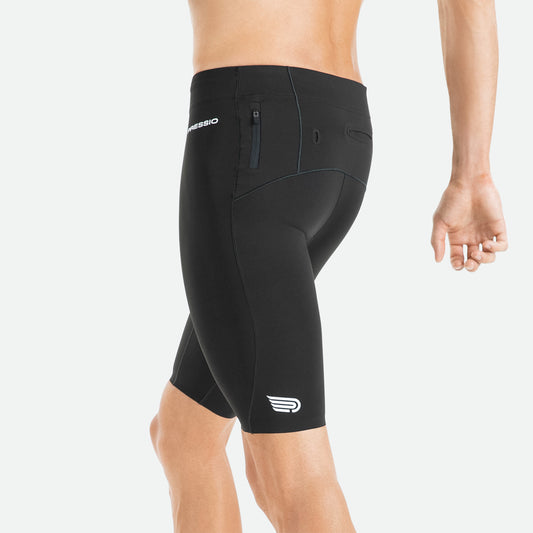 Pressio kort løpetights for herre i fargen svart. På modell fra siden. Nærbilde som viser lomme detaljer.