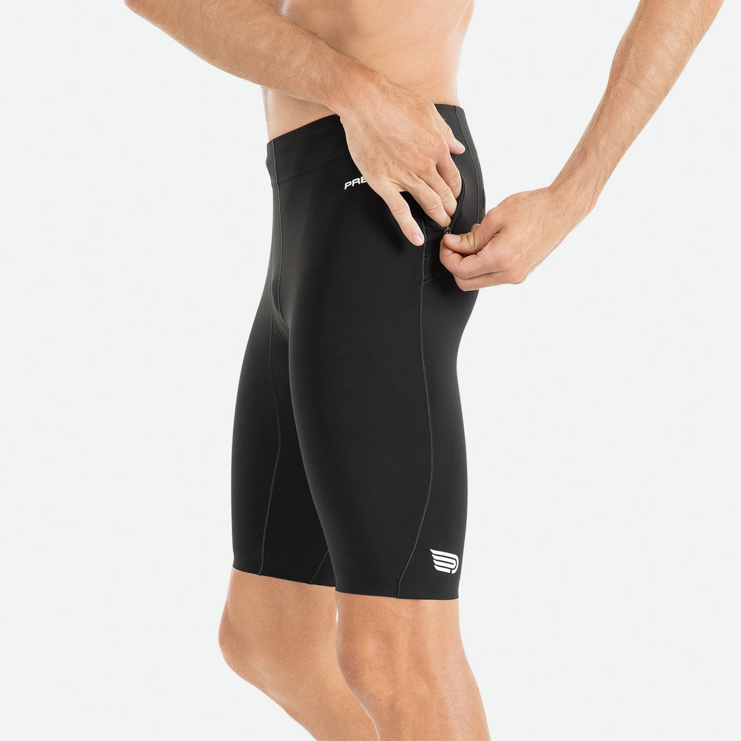 Pressio kort løpetights for herre i fargen svart. På modell fra siden. Nærbilde som viser lomme detalj.