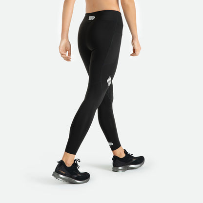 Pressio tights for dame i fargen svart. Mid-rise. På modell bakfra. 