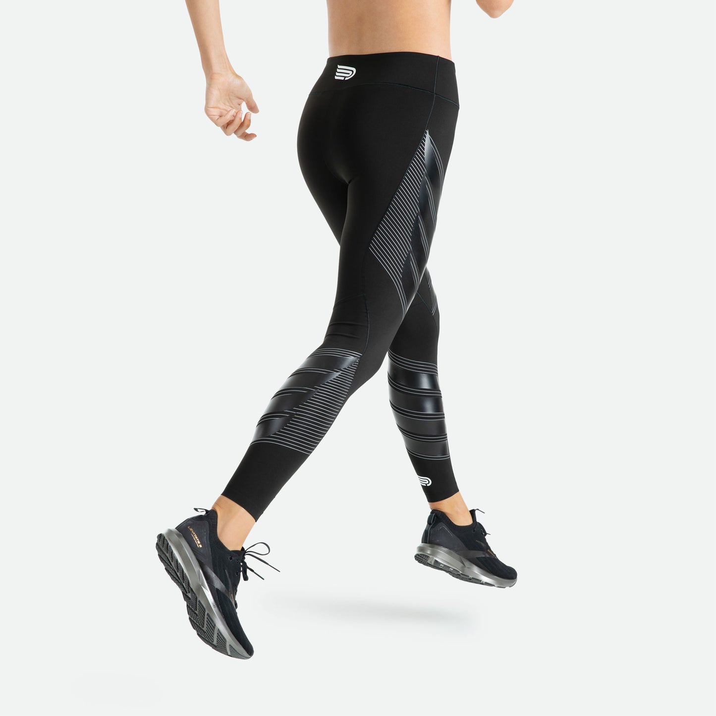 Pressio Power tights for dame i fargen svart. Mid-rise. På modell bakfra. 