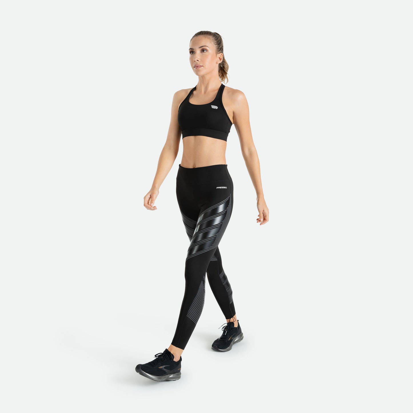 Pressio Power tights for dame i fargen svart. Mid-rise. På modell forfra. 