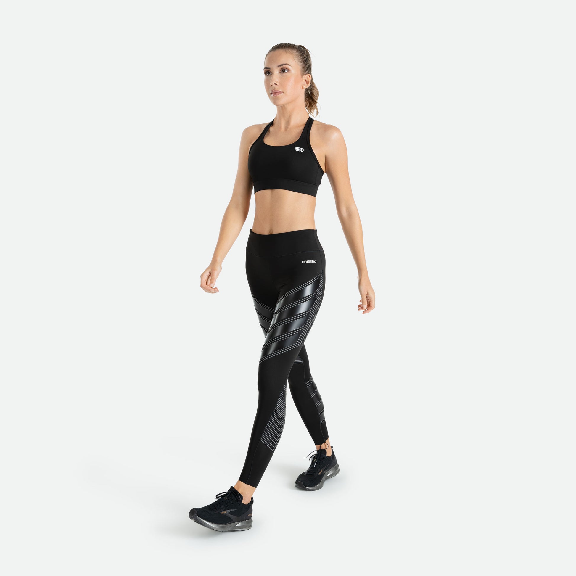 Pressio Power tights for dame i fargen svart. Mid-rise. På modell forfra. 