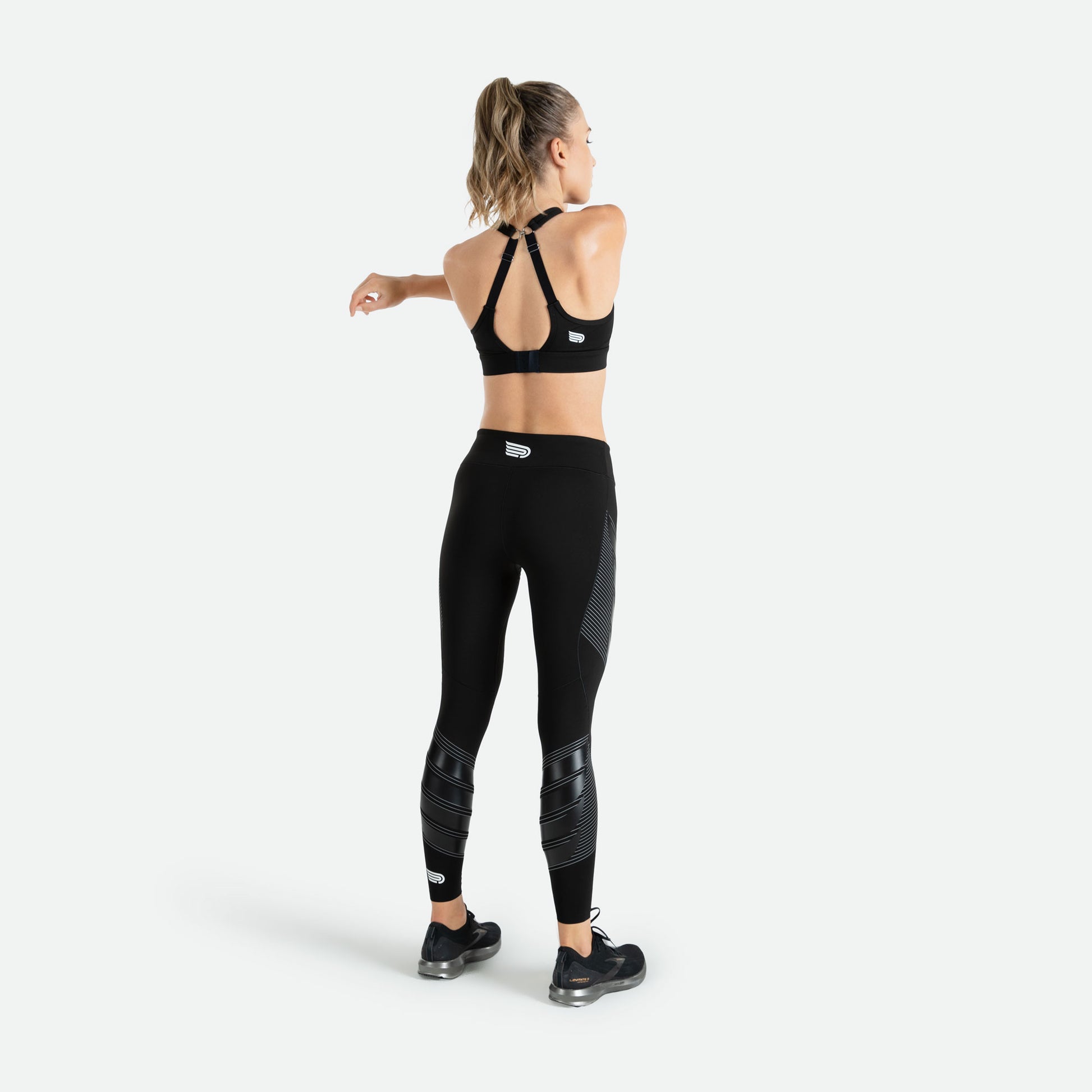 Pressio Power tights for dame i fargen svart. Mid-rise. På modell bakfra. 