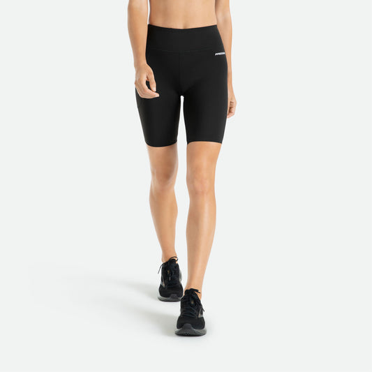 Pressio 5" korte tights for dame i fargen svart. Mid-rise. På modell forfra, nærbilde.
