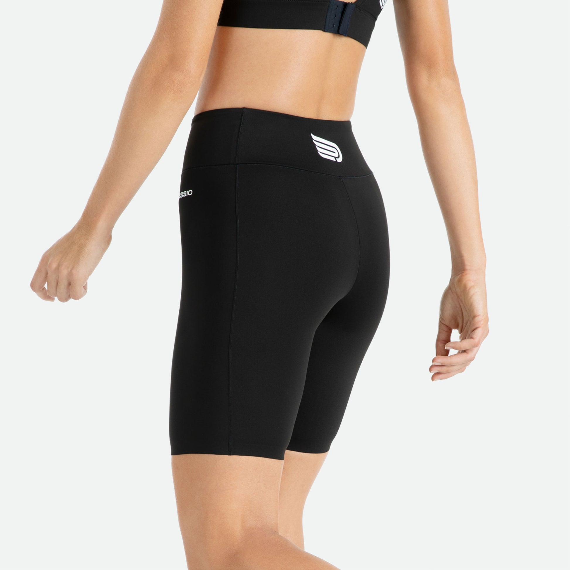 Pressio 5" korte tights for dame i fargen svart. Mid-rise. På modell fra bakside. Nærbilde.
