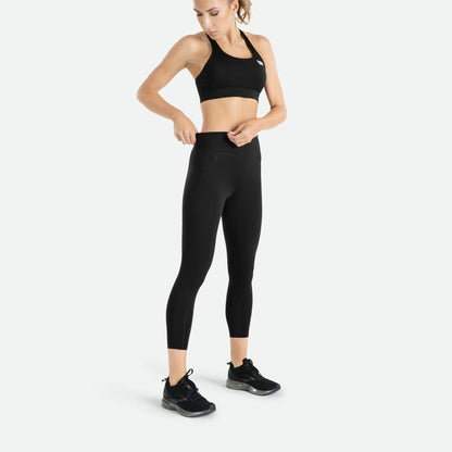 Pressio 7/8 tights for dame i fargen svart. Mid-rise. På modell fra forside, viser midjen.