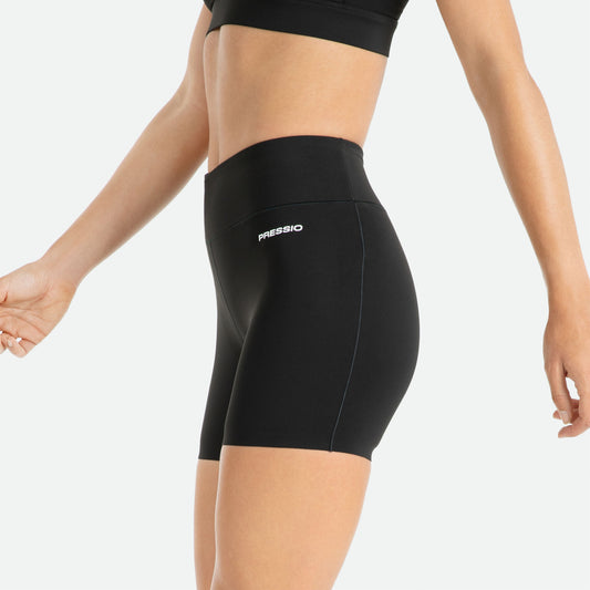 Pressio 3" korte tights for dame i fargen svart. Mid-rise. På modell fra siden, nærbilde.