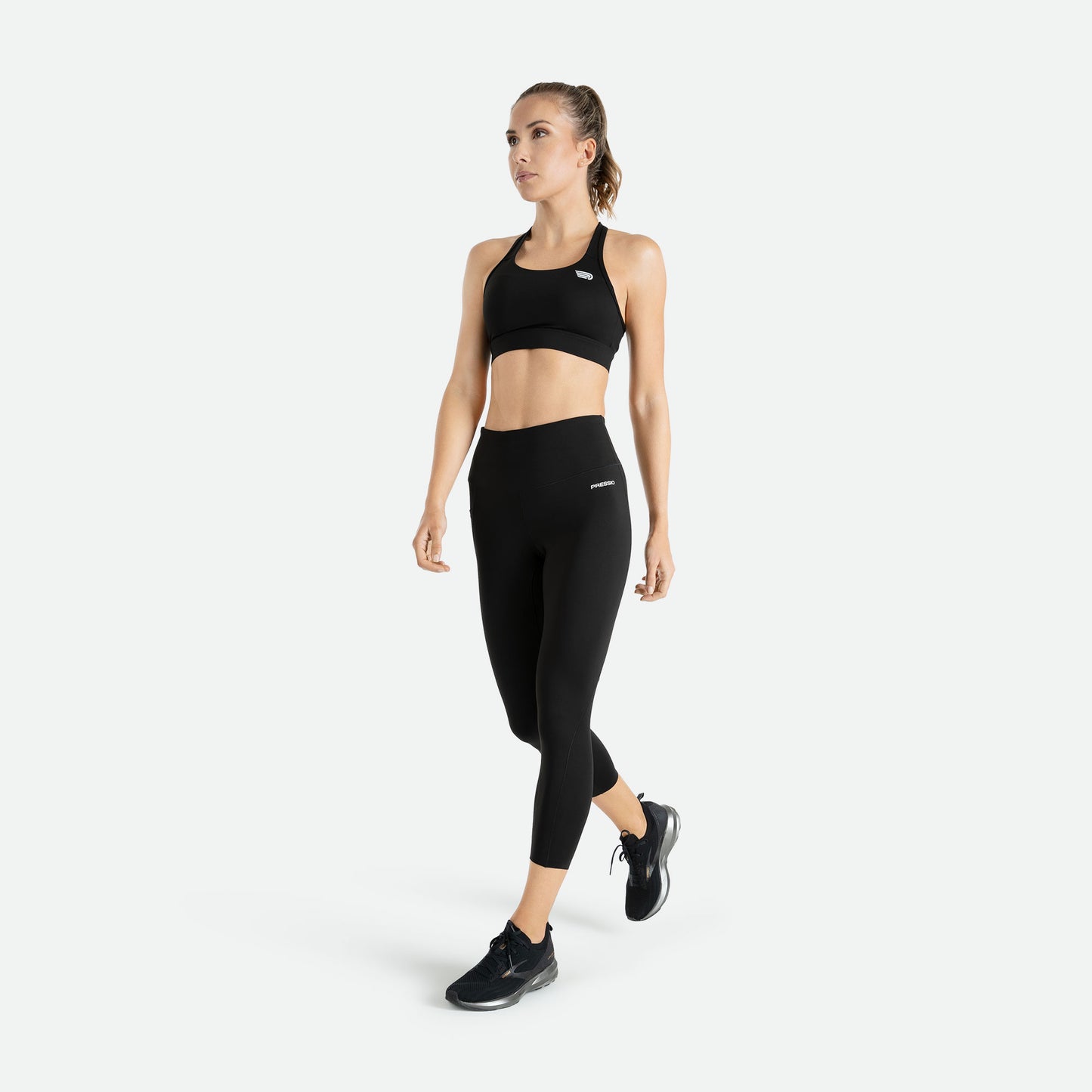 Pressio 7/8 tights for dame i fargen svart. High-rise. På modell fra front, siden.