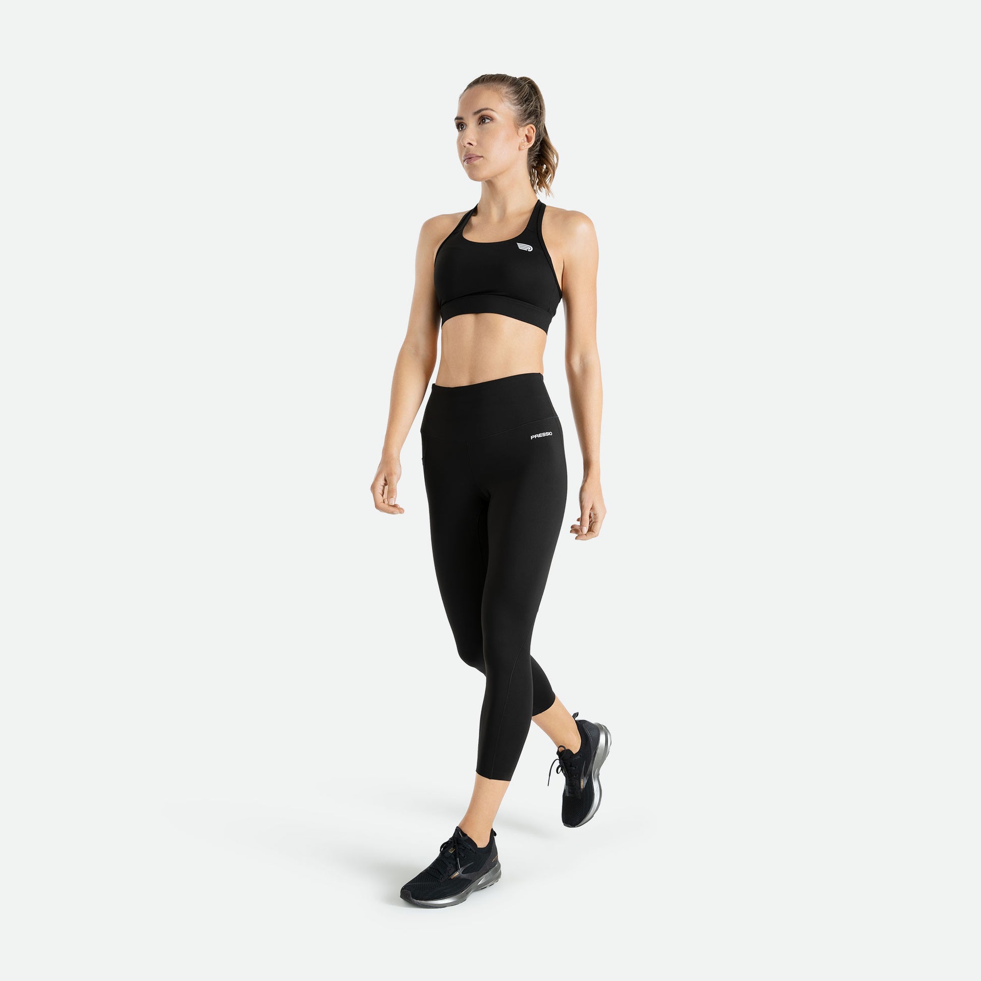 Pressio 7/8 tights for dame i fargen svart. High-rise. På modell fra front, siden.