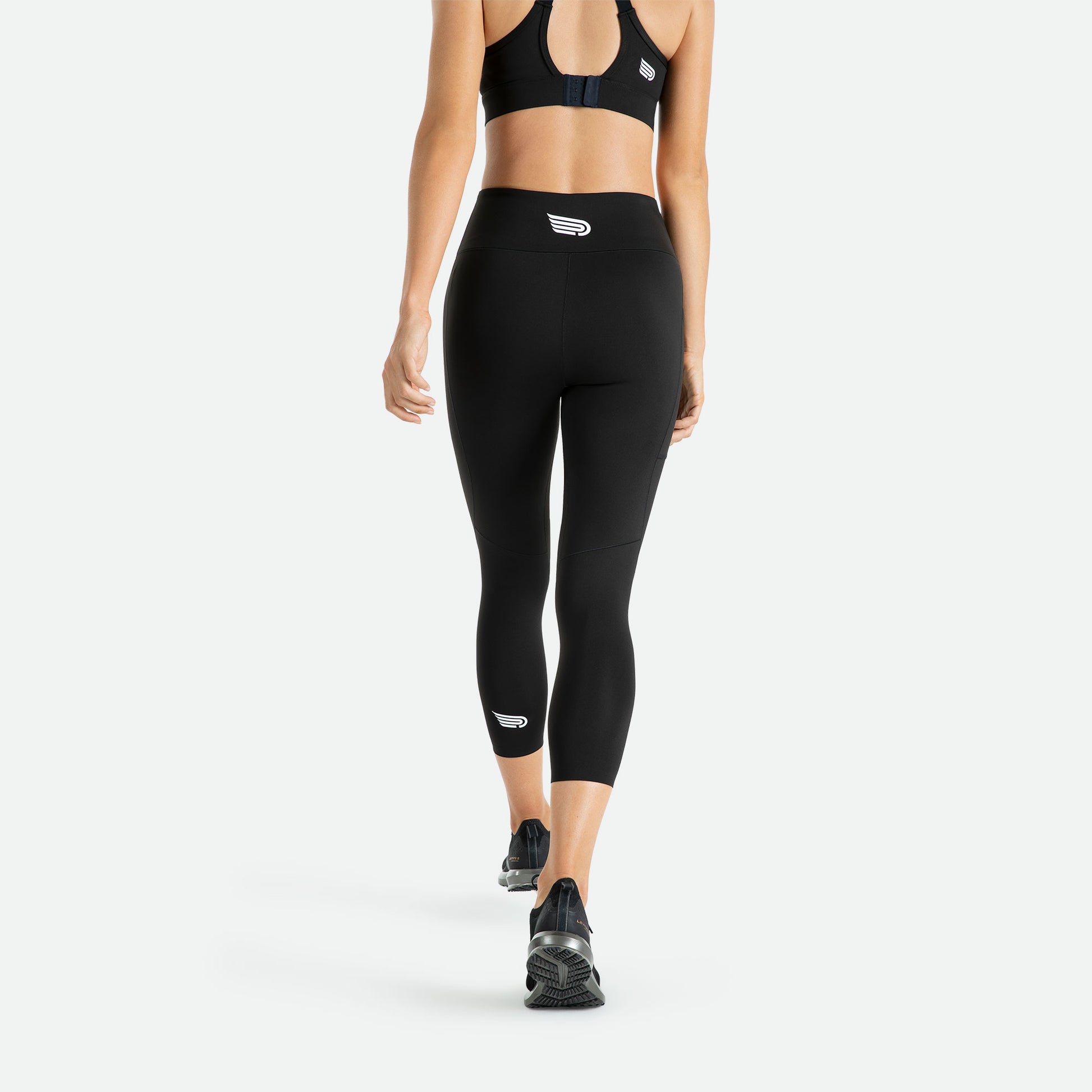 Pressio 7/8 tights for dame i fargen svart. High-rise. På modell fra baksiden. Nærbilde.