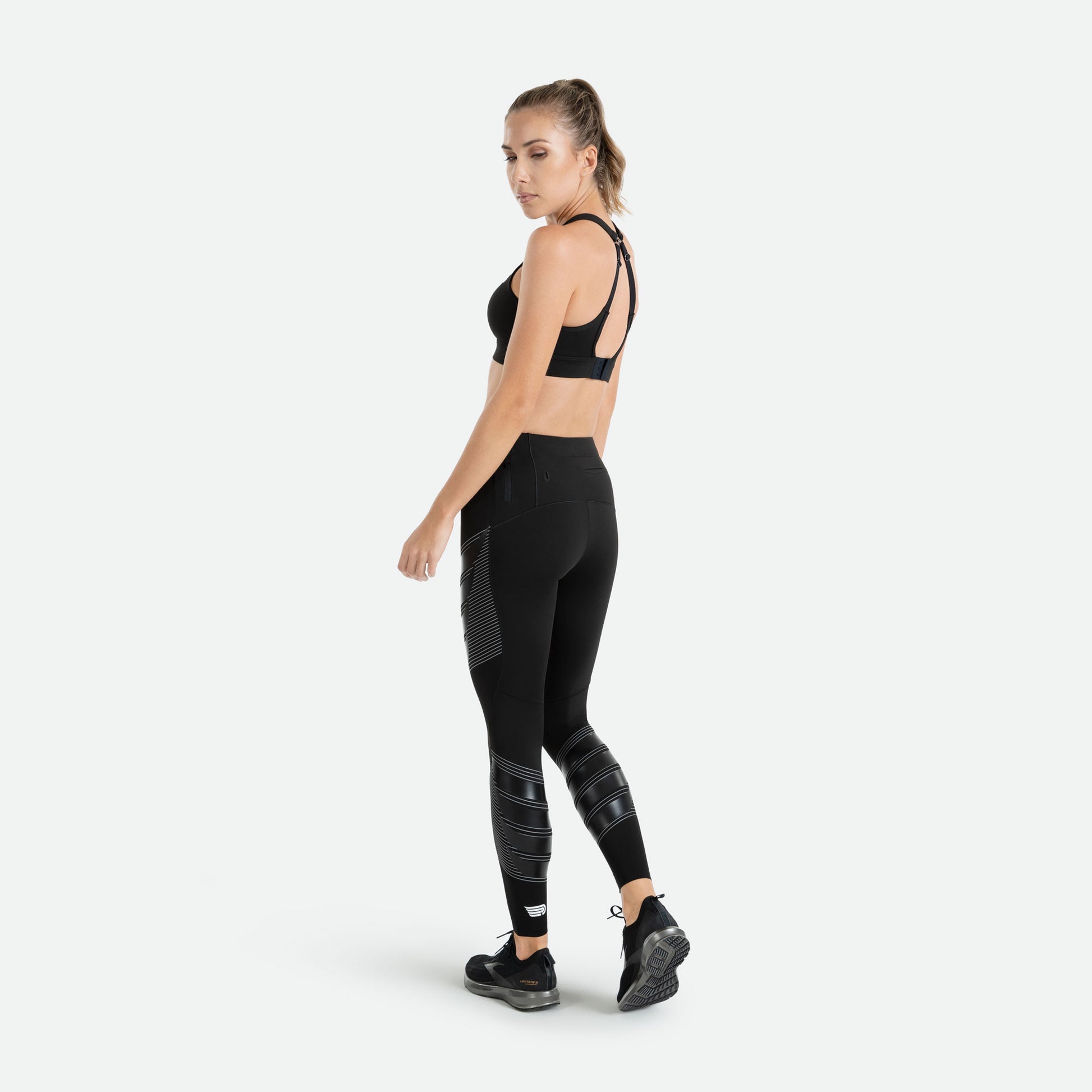 Pressio Power løpetights for dame i fargen svart. Low-rise. Fra baksiden. På modell.