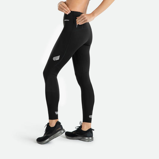 Pressio thermal løpetights for dame i fargen svart. Low-rise. Fra siden og viser liten lomme på modell med glidelås.