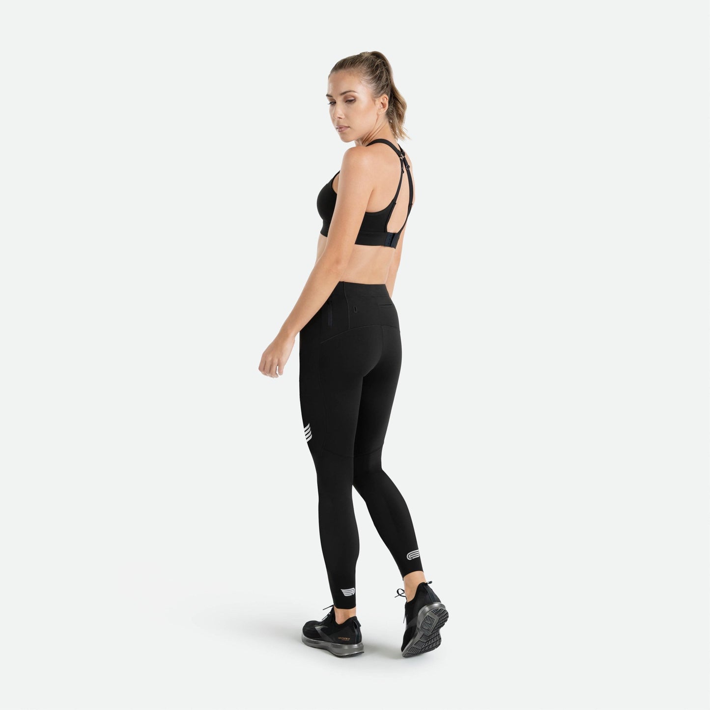 Pressio thermal løpetights for dame i fargen svart. Low-rise. Fra baksiden. På modell.