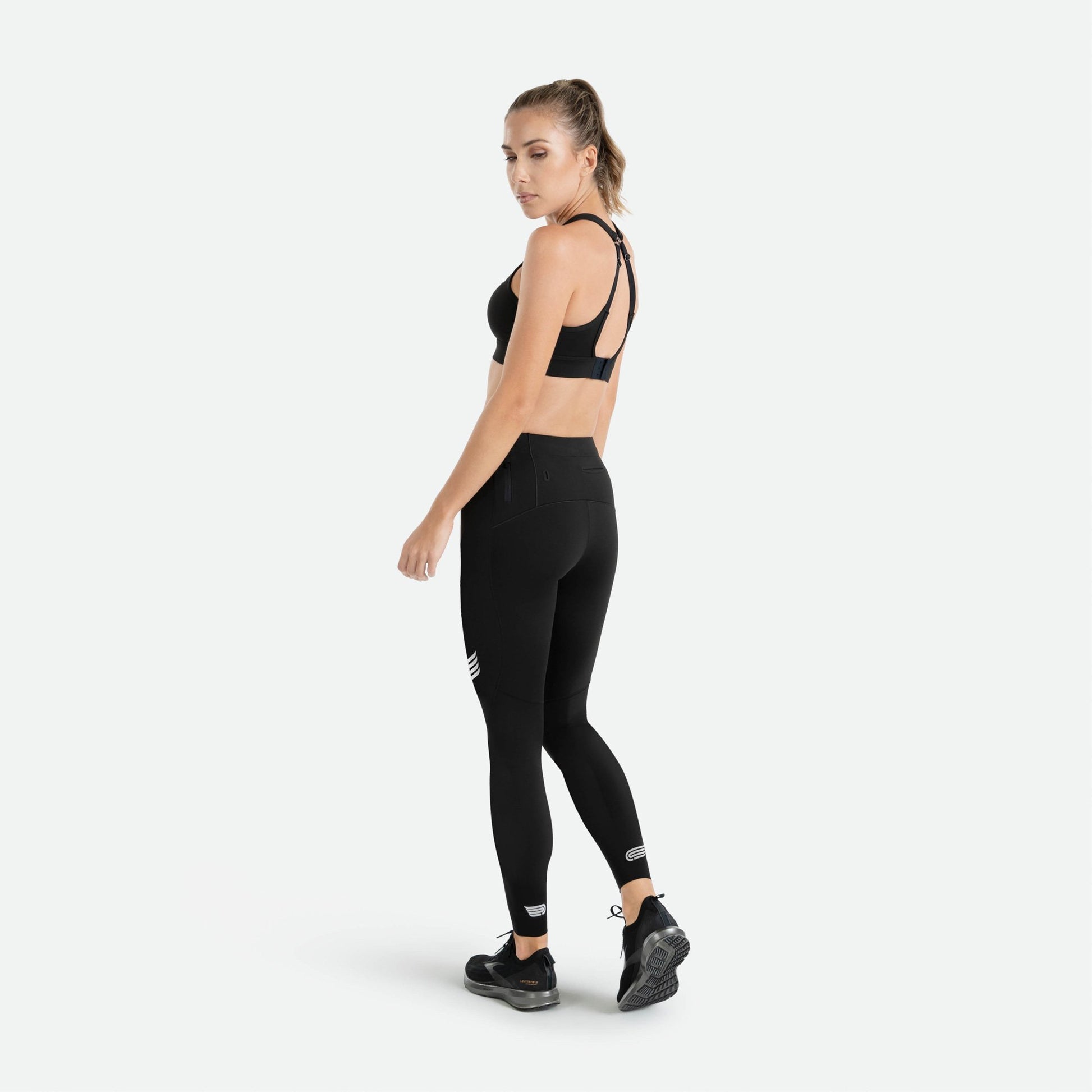 Pressio thermal løpetights for dame i fargen svart. Low-rise. Fra baksiden. På modell.