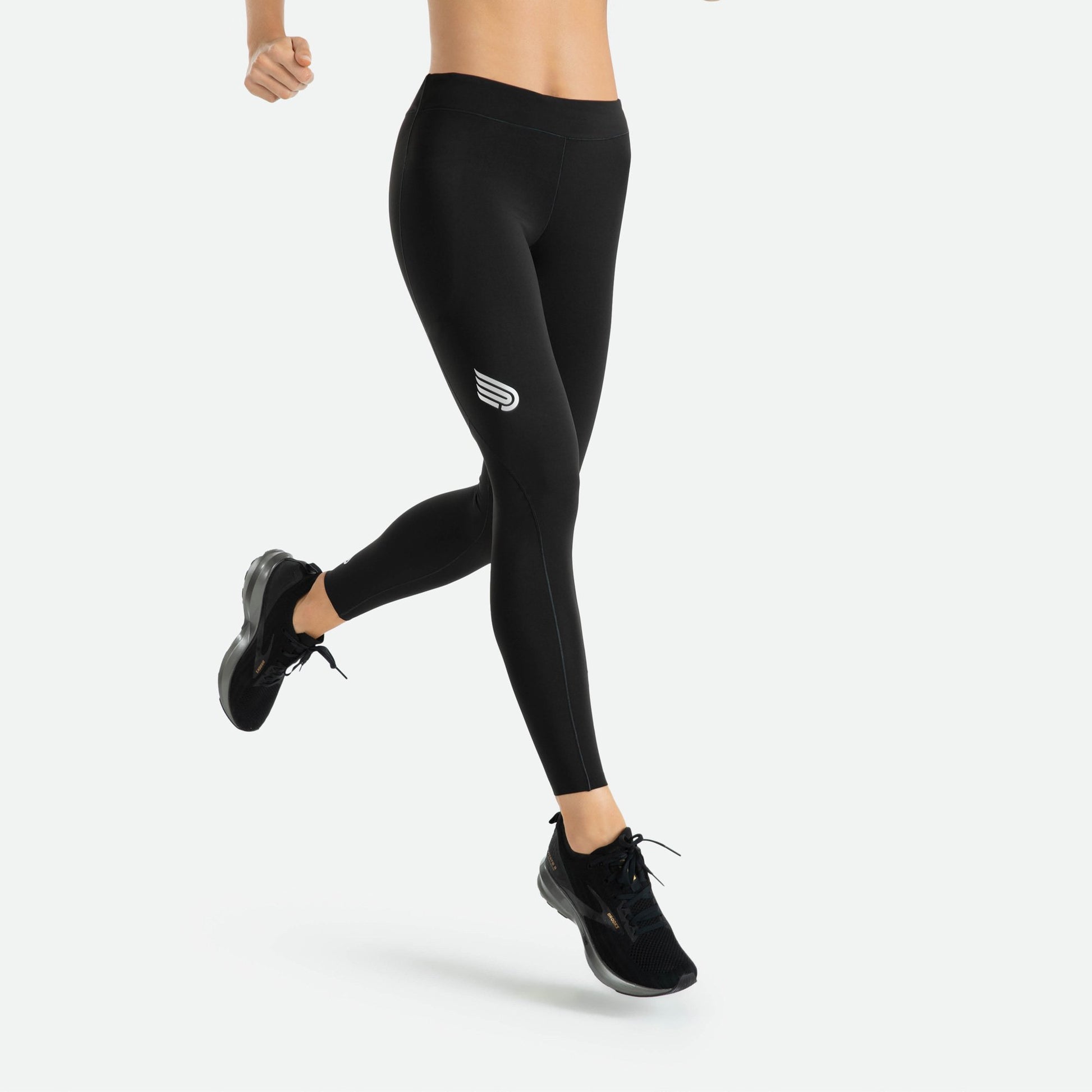 Pressio løpetights for dame i fargen svart. Low-rise. Fra fotsiden. Viser mobillommen ved rygg. Nærbilde på modell.