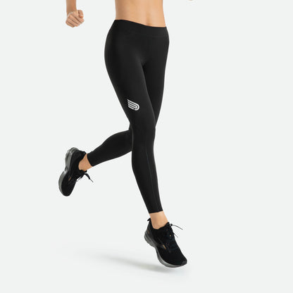 Pressio løpetights for dame i fargen svart. Low-rise. Fra fotsiden. Viser mobillommen ved rygg. Nærbilde på modell.