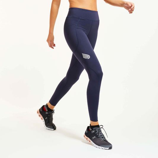 Pressio RE tights for dame i fargen marineblå. Mid-rise. På modell fra front, nærbilde.